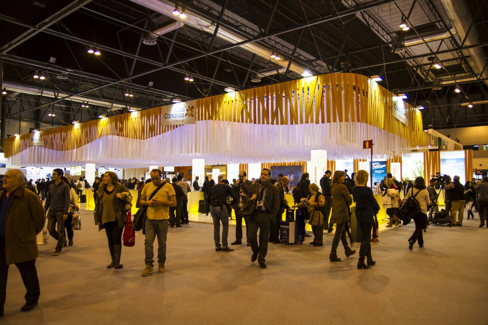 Visitantes recorriendo los pabellones de una feria profesional