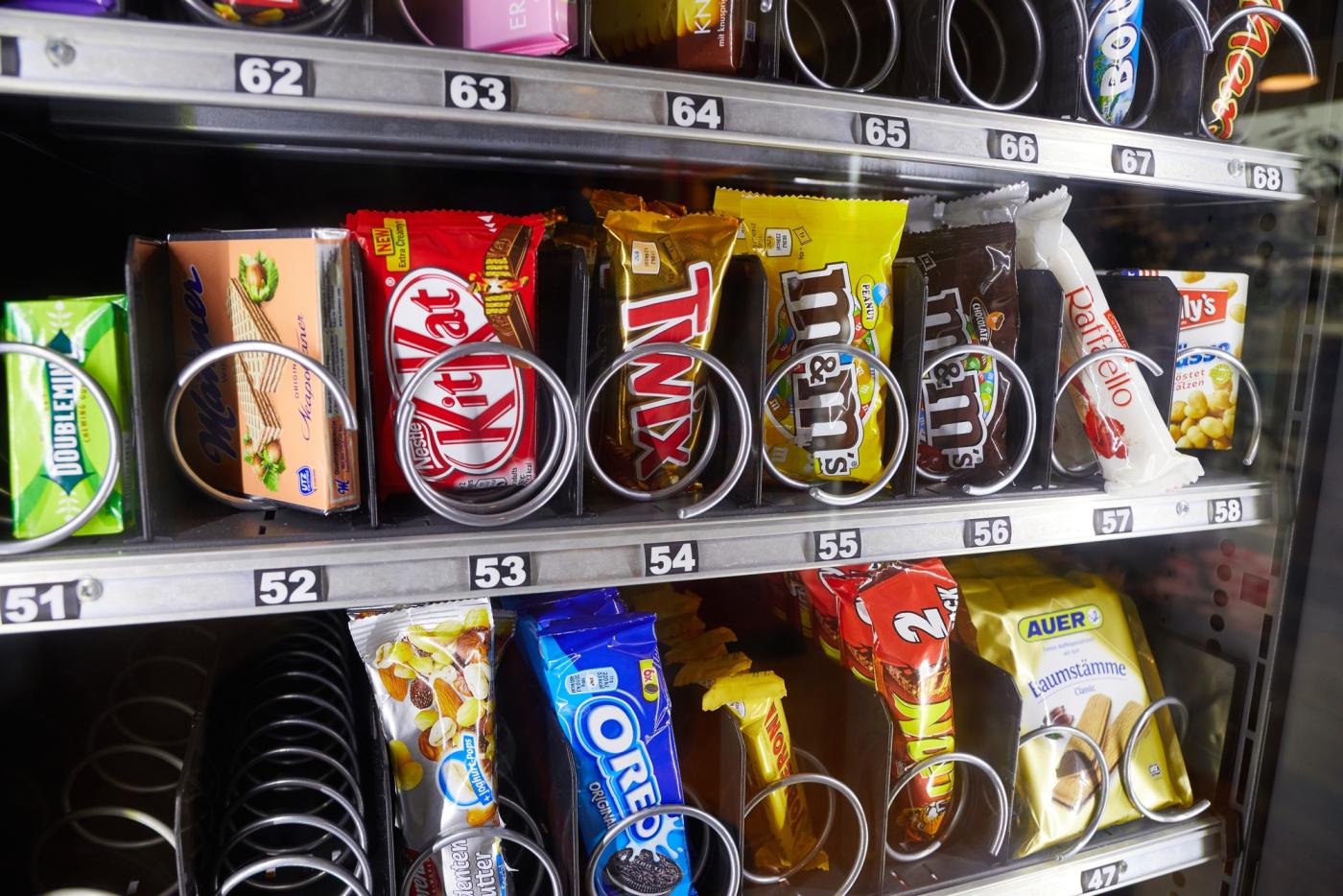 Espirales de una máquina de snacks llenas de chocolatinas y galletas