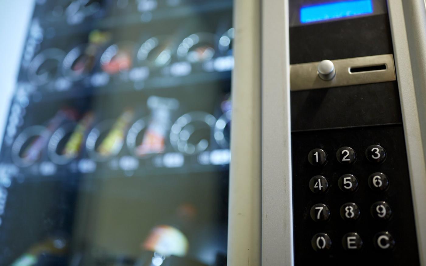 Teclado y pantalla de una máquina expendedora